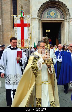 Padua, 13. Juni 2022. St. Anthony. Die Prozession verlässt die Basilika. Auf dem Foto kommen die Reliquien des heiligen Antonius aus der Kirche. Stockfoto