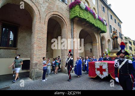 Padua, 13. Juni 2022. St. Anthony Feast. Pilger tragen die Statue des heiligen Antonius in einer Prozession. Stockfoto