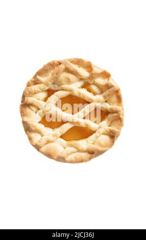 Italienisches Gebäck - Mini Crostata mit Aprikosenmarmelade isoliert auf weißem Hintergrund. Crostatina Stockfoto