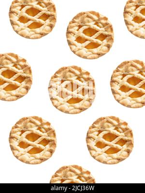 Muster von italienischen Gebäck - Mini Crostata mit Aprikosenmarmelade isoliert auf weißem Hintergrund . Crostatina Stockfoto