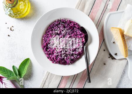 Italienisches Risotto mit Heidelbeeren und roten Zwiebeln mit Käse und Salbei auf dem Tisch Stockfoto