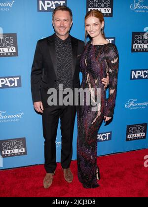 12. Juni 2022, Century City, Kalifornien, USA: Chris Hardwick und Lydia Hearst nehmen an den vierten jährlichen Critics Choice Real TV Awards Teil. (Bild: © Billy Bennight/ZUMA Press Wire) Stockfoto