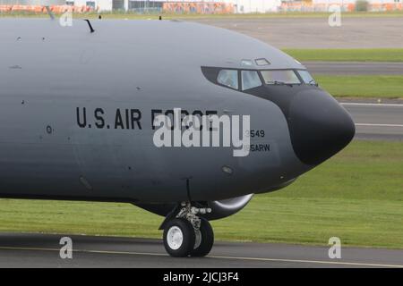 62-3549, eine Boeing KC-135R Stratotanker, die vom 185. Air Betanking Wing der Iowa Air National Guard, United States Air Force, betrieben wird und vom Prestwick International Airport in Ayrshire, Schottland, abfliegt. Das Flugzeug unterstützte 10 Fairchild Republic A-10C Thunderbolt IIS, als es nach der Teilnahme an Exercise Swift Response in die USA zurückkehrte. Stockfoto