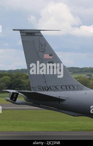 62-3549, eine Boeing KC-135R Stratotanker, die vom 185. Air Betanking Wing der Iowa Air National Guard, United States Air Force, betrieben wird und vom Prestwick International Airport in Ayrshire, Schottland, abfliegt. Das Flugzeug unterstützte 10 Fairchild Republic A-10C Thunderbolt IIS, als es nach der Teilnahme an Exercise Swift Response in die USA zurückkehrte. Stockfoto