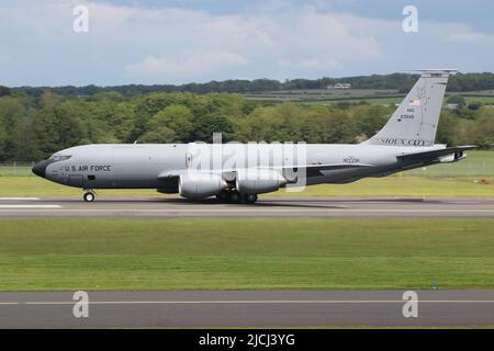 62-3549, eine Boeing KC-135R Stratotanker, die vom 185. Air Betanking Wing der Iowa Air National Guard, United States Air Force, betrieben wird und vom Prestwick International Airport in Ayrshire, Schottland, abfliegt. Das Flugzeug unterstützte 10 Fairchild Republic A-10C Thunderbolt IIS, als es nach der Teilnahme an Exercise Swift Response in die USA zurückkehrte. Stockfoto