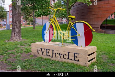 Fahrrad mit den Rädern in den französischen Farben, rot, weiß und blau Markierung Tour durch das frankreich in Vejle, Dänemark, 13. Juni 2022 Stockfoto