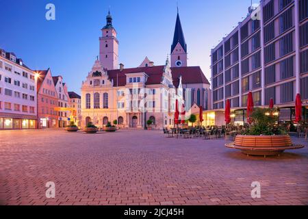 Ingolstadt, Deutschland. Stadtbild der Innenstadt von Ingolstadt, Deutschland mit Rathaus bei Sonnenaufgang. Stockfoto