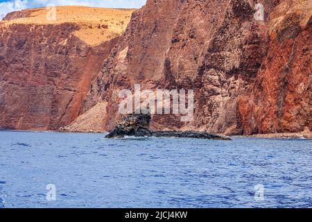 Ein Blick auf Sharkfin Rock und die Klippen auf der Südwestseite der Insel Lanai, Hawaii, USA. Stockfoto