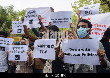 Delhi, Indien. 13.. Juni 2022. Mitglieder der Students Federation of India (SFI) protestieren vor Jantar Mantar gegen den kürzlichen Abriss eines Hauses eines lokalen muslimischen Führers in Uttar Pradesh, nachdem die folgenden Zusammenstöße letzte Woche stattgefunden hatten, die von den Anführern der Bharatiya Janata Party (BJP) zum Propheten Mohammed ausgelöst wurden. (Foto: Kabir Jhangiani/Pacific Press) Quelle: Pacific Press Media Production Corp./Alamy Live News Stockfoto