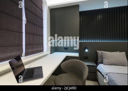 Luxuriöses Hauptschlafzimmer mit eleganten und modernen Details Stockfoto