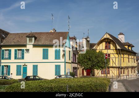 TROYES, FRANKREICH - 10.. APRIL 2022: Mittelalterliches Fachwerkhaus und Haus mit blauen Holzfensterläden in Troyes, Aube, Frankreich Stockfoto