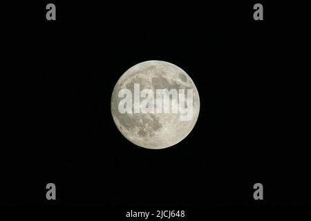 Vollmond am Nachthimmel Stockfoto