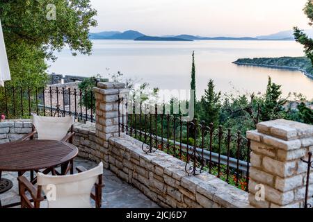 Eine Terrasse mit einem schönen Meerblick auf Ithaca Island, Griechenland. Stockfoto