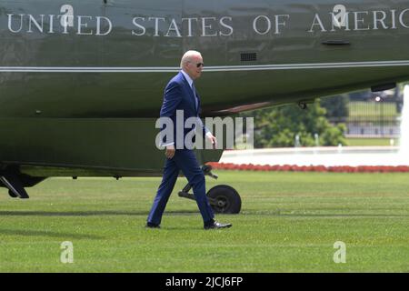 13. Juni 2022, Washington, District of Columbia, USA: US-Präsident JOE BIDEN kommt heute am 13. Juni 2022 aus Delaware im Weißen Haus in South Lawn/White House in Washington DC, USA. (Bild: © Lenin Nolly/ZUMA Press Wire) Stockfoto