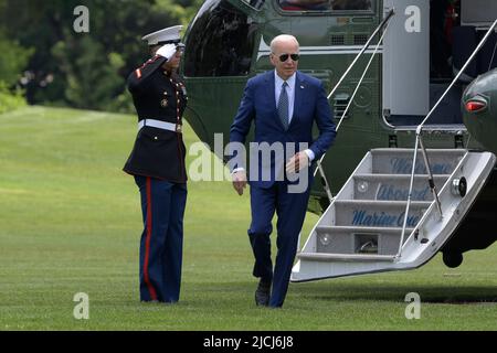 13. Juni 2022, Washington, District of Columbia, USA: US-Präsident JOE BIDEN kommt heute am 13. Juni 2022 aus Delaware im Weißen Haus in South Lawn/White House in Washington DC, USA. (Bild: © Lenin Nolly/ZUMA Press Wire) Stockfoto