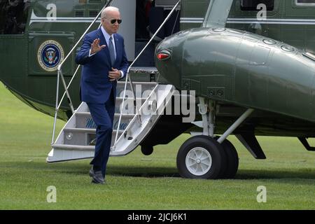 13. Juni 2022, Washington, District of Columbia, USA: US-Präsident JOE BIDEN kommt heute am 13. Juni 2022 aus Delaware im Weißen Haus in South Lawn/White House in Washington DC, USA. (Bild: © Lenin Nolly/ZUMA Press Wire) Stockfoto