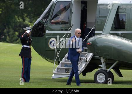 13. Juni 2022, Washington, District of Columbia, USA: US-Präsident JOE BIDEN kommt heute am 13. Juni 2022 aus Delaware im Weißen Haus in South Lawn/White House in Washington DC, USA. (Bild: © Lenin Nolly/ZUMA Press Wire) Stockfoto