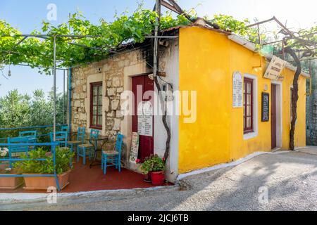 Ithaca Island, Griechenland-05.25.2022. Die Bäckerei am Hang des Dorfes Kioni, einem wunderschönen, erholsamen Urlaubsziel. Stockfoto