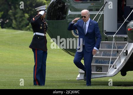 13. Juni 2022, Washington, District of Columbia, USA: US-Präsident JOE BIDEN kommt heute am 13. Juni 2022 aus Delaware im Weißen Haus in South Lawn/White House in Washington DC, USA. (Bild: © Lenin Nolly/ZUMA Press Wire) Stockfoto