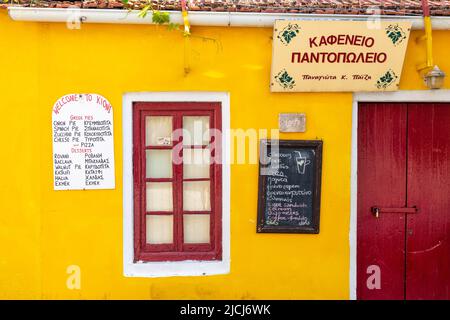 Ithaca Island, Griechenland-05.25.2022. Die Bäckerei am Hang des Dorfes Kioni, einem wunderschönen, erholsamen Urlaubsziel. Stockfoto