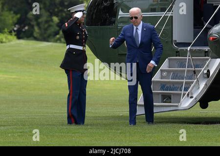 13. Juni 2022, Washington, District of Columbia, USA: US-Präsident JOE BIDEN kommt heute am 13. Juni 2022 aus Delaware im Weißen Haus in South Lawn/White House in Washington DC, USA. (Bild: © Lenin Nolly/ZUMA Press Wire) Stockfoto