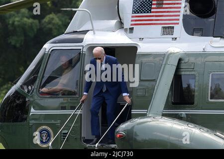 13. Juni 2022, Washington, District of Columbia, USA: US-Präsident JOE BIDEN kommt heute am 13. Juni 2022 aus Delaware im Weißen Haus in South Lawn/White House in Washington DC, USA. (Bild: © Lenin Nolly/ZUMA Press Wire) Stockfoto