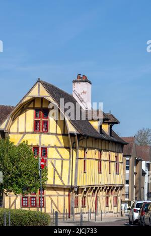 TROYES, FRANKREICH - 10.. APRIL 2022: Mittelalterliches Fachwerkhaus in Troyes, Aube, Frankreich Stockfoto