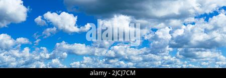 Schöner blauer Sommerhimmel. Flauschige weiße Cumulus-Wolken. Natürlicher Hintergrund. Bannerformat. Stockfoto