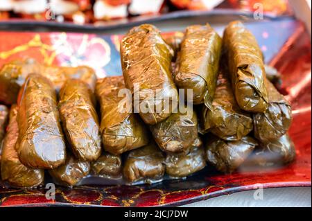 Traditionelle Speisen aus dem Nahen Osten, mit Reisdolma oder salma gefüllte Traubenblätter, aus nächster Nähe Stockfoto