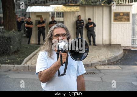 Sofia, Bulgarien, 13. Juni 2022: Ein Mann mit Lautsprecher hält eine Rede am Stand, bei der die Ukraine mit einem Hintergrund der Polizeibeamten gua zusammentreffen wird Stockfoto