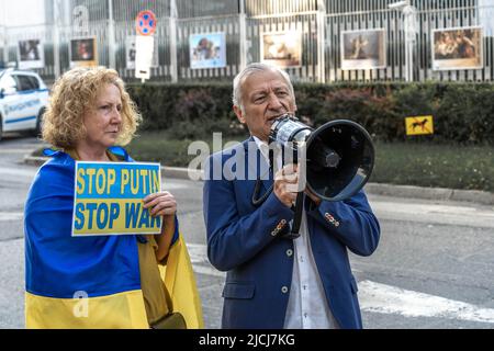 Sofia, Bulgarien, 13. Juni 2022: Ein Mann mit Lautsprecher hält eine Rede beim Treffen der Support Ukraine mit einer Frau mit dem Banner Stop Putin, Stop war Stockfoto