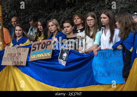 Sofia, Bulgarien, 13. Juni 2022: Das Volk hält ukrainische Flagge und Banner zur Unterstützung der Ukraine: Stoppt den Henozid, Wir haben den Nationalsozialismus besiegt - Wir werden es aufschieben Stockfoto