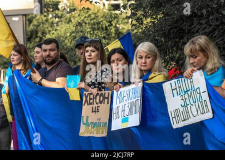 Sofia, Bulgarien, 13. Juni 2022: Das Volk hält ukrainische Flagge und Banner zur Unterstützung der Ukraine: Cherson ist die Ukraine, Ukrainer können nicht todtaufend sein Stockfoto