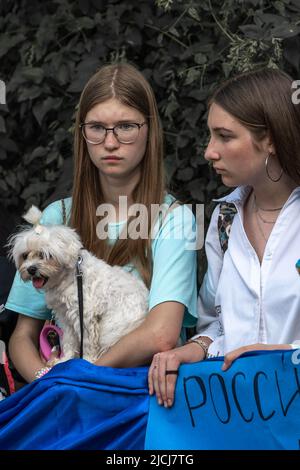 Sofia, Bulgarien, 13. Juni 2022: Zwei Mädchen, eines davon mit einem Hund an den Händen, protestieren gegen die russische Aggression in der Ukraine. Unterstützt Die Ukraine, Steht Stockfoto
