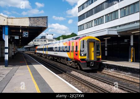 South West 158885 macht sich bereit, die Plattform 1 mit der 11:08 Salisbury nach Romsey am Bahnhof Southampton zu verlassen. UK Railways. 7. Mai 2022. Stockfoto