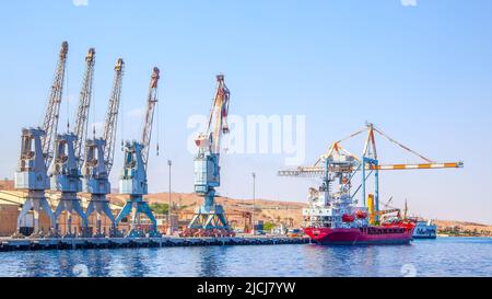 Eilat, Israel - 22. Mai 2009: Hafenkrane im Frachthafen in Eilat Stockfoto
