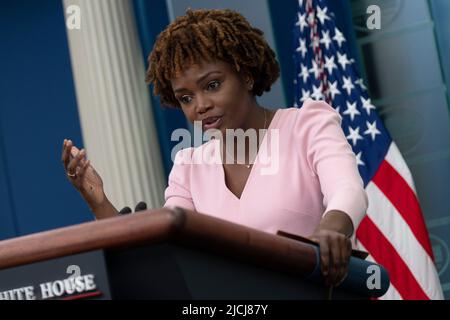 Die Pressesprecherin des Weißen Hauses, Karine Jean-Pierre, hält am 13. Juni 2022 im Weißen Haus in Washington, DC, eine Pressekonferenz. Quelle: Chris Kleponis/CNP /MediaPunch Stockfoto