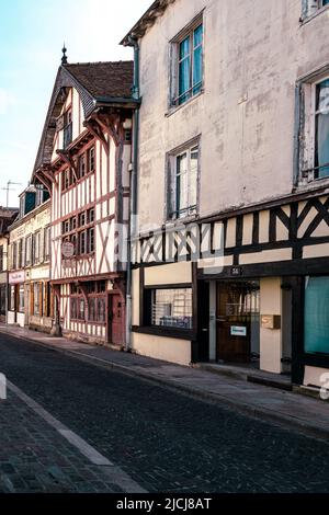 TROYES, FRANKREICH - 10.. APRIL 2022: Mittelalterliche Fachwerkhäuser in Troyes, Aube, Frankreich Stockfoto