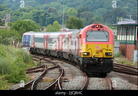 Diesel-elektrische Lok der Klasse 67, DB Cargo Lackierung, im Express-Personenverkehr 1V96, am Bahnhof Llandudno Junction am Dienstag, den 7.. Juni 2022. Stockfoto