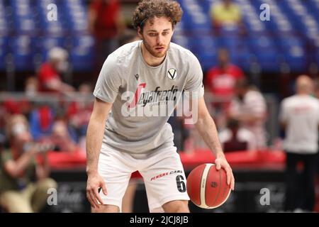 Mailand, Italien, Italien. 12.. Juni 2022. Italien, Mailand, 12 2022. juni: Alessandro Pajola (Virtus Playmaker #6) dribbelt beim Warm-up über Basketballspiel A/X Armani Exchange Milan gegen Virtus Bologna, Finale game3 LBA 2021-2022 im Mediolanum Forum (Bildnachweis: © Fabrizio Andrea Bertani/Pacific Press via ZUMA Press Wire) Stockfoto