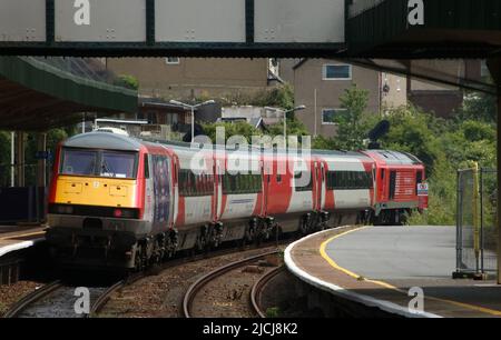 Diesel-elektrische Lok der Klasse 67, DB Cargo Lackierung, im Express-Personenverkehr 1V96, am Bahnhof Llandudno Junction am Dienstag, den 7.. Juni 2022. Stockfoto