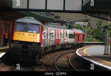 Diesel-elektrische Lok der Klasse 67, DB Cargo Lackierung, im Express-Personenverkehr 1V96, am Bahnhof Llandudno Junction am Dienstag, den 7.. Juni 2022. Stockfoto