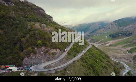 Blick aus der Vogelperspektive auf die georgische Militärstraße, Stepantsminda, Kazbegi, Mzcheta-Mtianeti-Region, Georgien. Hochwertige Fotos Stockfoto