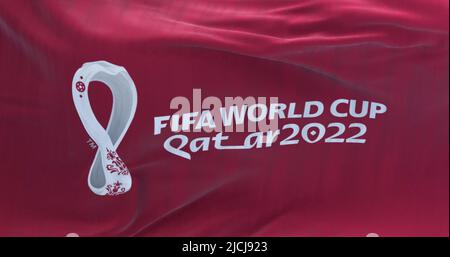 Doha, Katar, Oktober 2021: Flagge mit dem Logo der FIFA Fußball-Weltmeisterschaft 2022 flattern im Wind. Die Veranstaltung ist in Katar vom 21. November bis 18. Dezember geplant Stockfoto