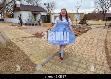 Liberal, Kansas - Dorothys Haus und das Land von Oz, eine Touristenattraktion nach dem Vorbild des Films „der Zauberer von Oz“ aus dem Jahr 1939. Ein Führer in ihrem Dorothy Kosten Stockfoto