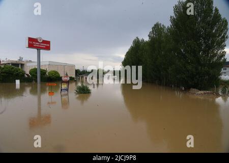 Ankara, Türkei. 13.. Juni 2022. Nach heftigen Regenfällen im Distrikt Akyurt, Ankara, Türkei, wird am 13. Juni 2022 ein überflutetes Gebiet beobachtet. Quelle: Mustafa Kaya/Xinhua/Alamy Live News Stockfoto