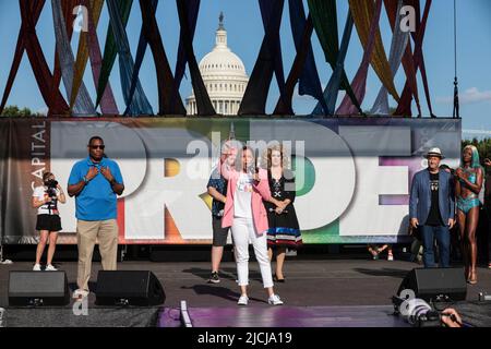 Washington, DC. 12.. Juni 2022. Die Vizepräsidentin der Vereinigten Staaten, Kamala Harris, wird von dem zweiten Gentleman Doug Emhoff begleitet und spricht beim jährlichen Capital Pride Festival auf der Pennsylvania Avenue am 12. Juni 2022 in Washington, DC. Quelle: Oliver Contreras/Pool via CNP/dpa/Alamy Live News Stockfoto