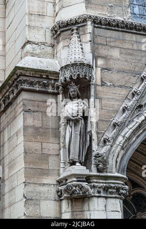 Äußeres Detail der geschnitzten Steinstatuen in Sainte-Chapelle. Paris, Frankreich. 05/2009 Stockfoto