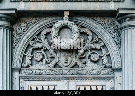 Grabdetails der Familie Cave und Lemaitre. Friedhof Montmartre. Paris, Frankreich. 05/2009 Stockfoto