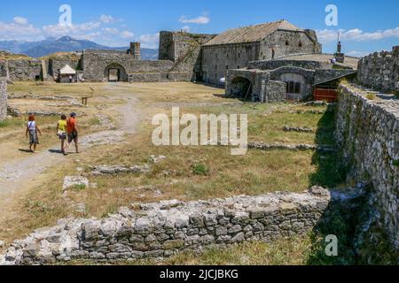 Rozafa Castle, Albanien - 28.07.2017: Die Überreste der alten Rozafa Castle Steinfestungsmauern in Shkoder im Sommer mit ein paar Touristen w Stockfoto